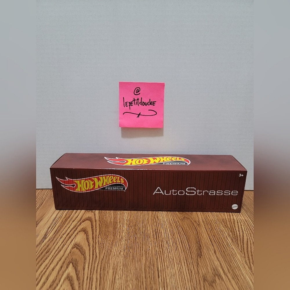 Hot Wheels Premium AutoStrasse Container Set